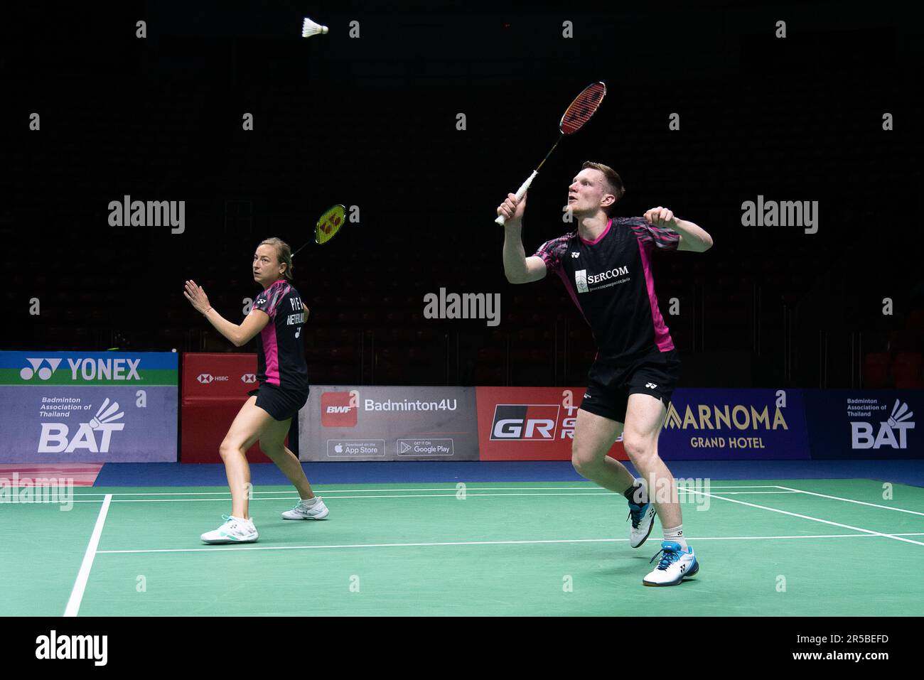 Bangkok, Thaïlande. 02nd juin 2023. Robin Tabeling (R) et Selena Piak (L) des pays-Bas jouent contre Dechapol Puavaranukroh et Sapsiree Taerattanachai de Thaïlande pendant le Badminton Mixed doubles dans la Thaïlande Open 2023 au stade intérieur de Huamark. Dechapol Puavaranukroh et Sapsiree Taerattanachai ont remporté Robin Tabeling et Selena Piak 2:0 (21:16, 21:12) (photo de Peerapon Boonyakiat/SOPA Images/Sipa USA) Credit: SIPA USA/Alay Live News Banque D'Images