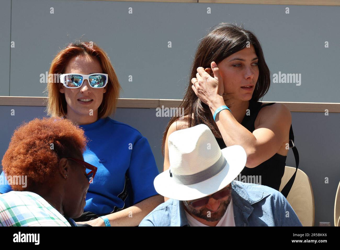 Paris, France. 02nd juin 2023. OCEANE Colom aka Suzane, Anouk Valette dans les stands lors de l'Open de France Roland Garros 2023 sur 02 juin 2023 à Paris, France. Photo de Nasser Berzane/ABACAPRESS.COM crédit: Abaca Press/Alay Live News Banque D'Images