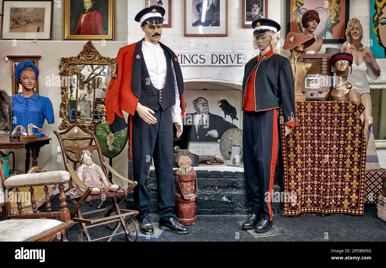 Intérieur de magasin d'antiquités avec articles anciens et 1800s uniformes militaires au centre d'antiquités, Ely Street, Stratford upon, Avon, Angleterre, Royaume-Uni Banque D'Images