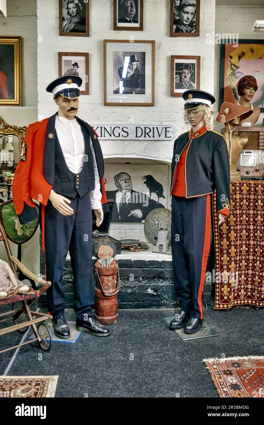 Intérieur de magasin d'antiquités avec articles anciens et 1800s uniformes militaires au centre d'antiquités, Ely Street, Stratford upon, Avon, Angleterre, Royaume-Uni Banque D'Images