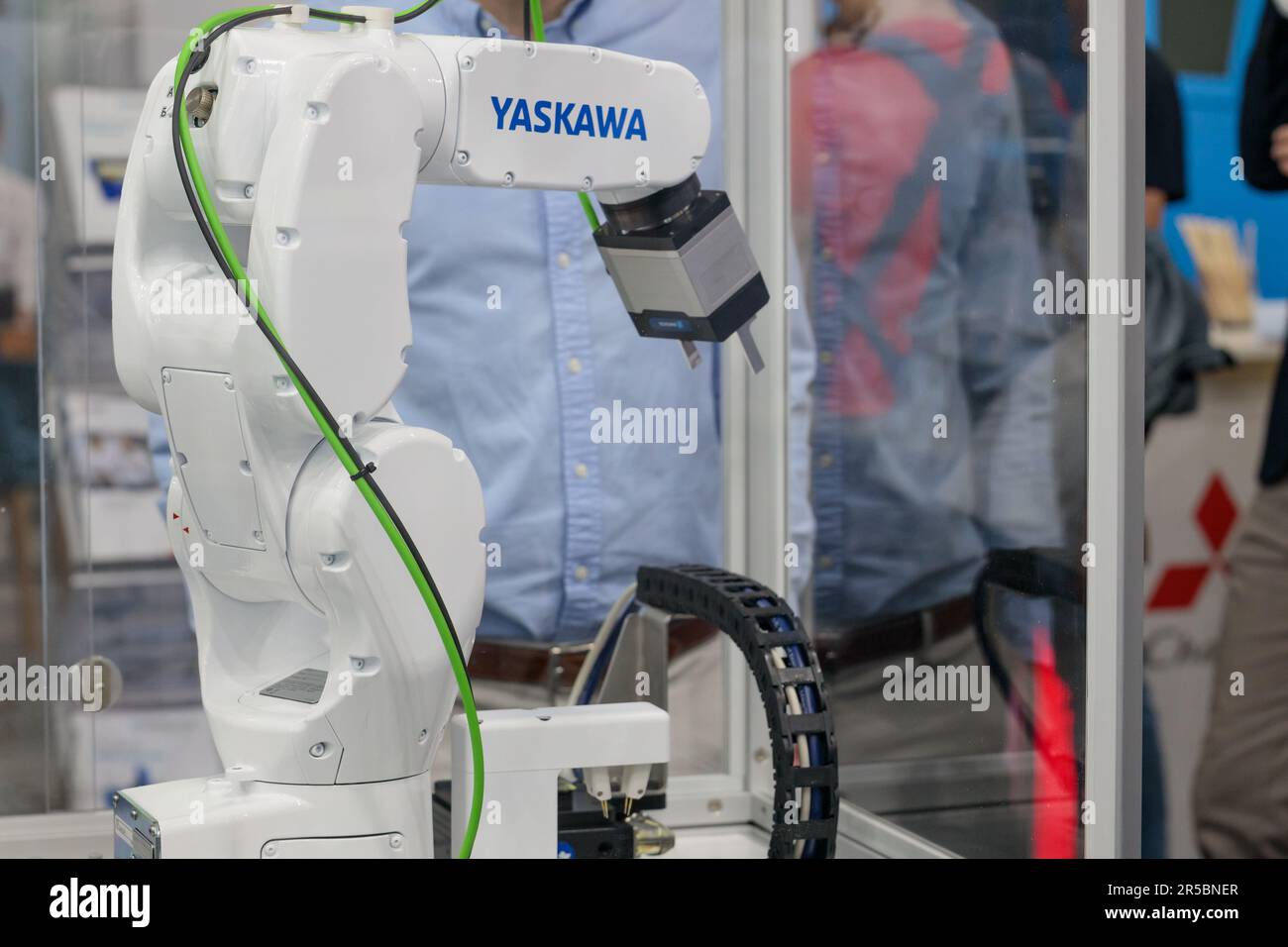 Yaskawa. Processus technologique avec bras robotisé, automatisation industrielle avancée. HIGH TECH EXPO, ITM EUROPE Banque D'Images