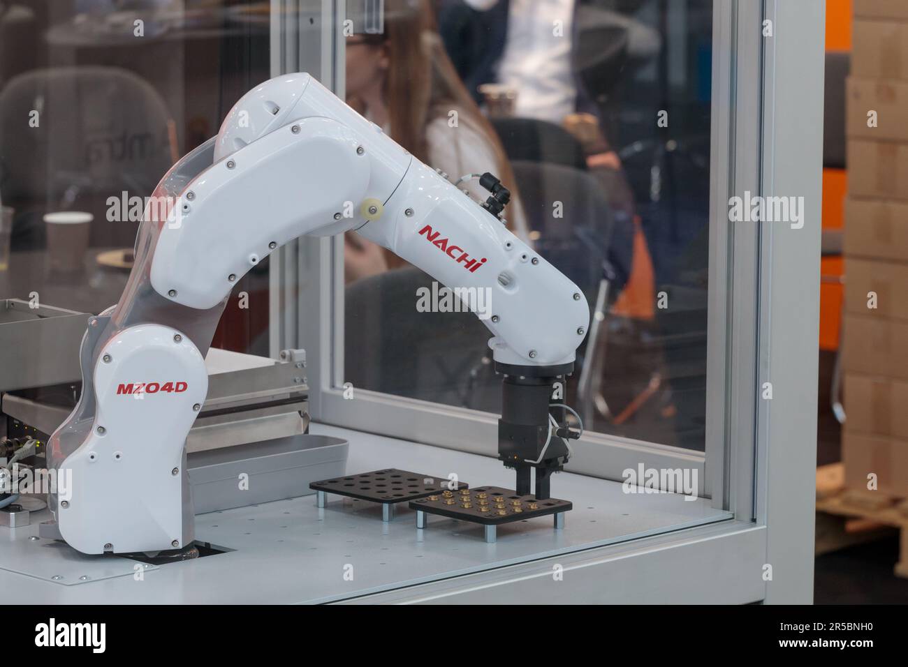 Bras robotisé, cycle technologique, processus automatisé, Europe ITM, SALON DE HAUTE TECHNOLOGIE. Banque D'Images