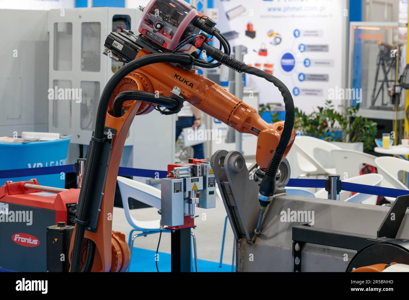 Processus technologique avec bras robotisé, automatisation industrielle avancée. HIGH TECH EXPO, ITM EUROPE. Banque D'Images