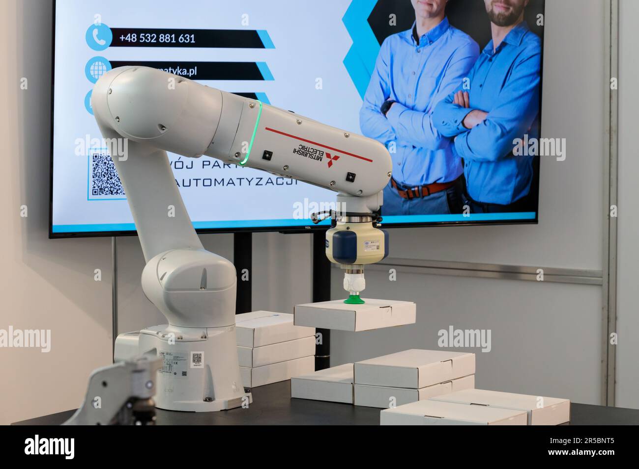 Robot ARM, technologie automatisée dans l'industrie ITM européenne. Banque D'Images