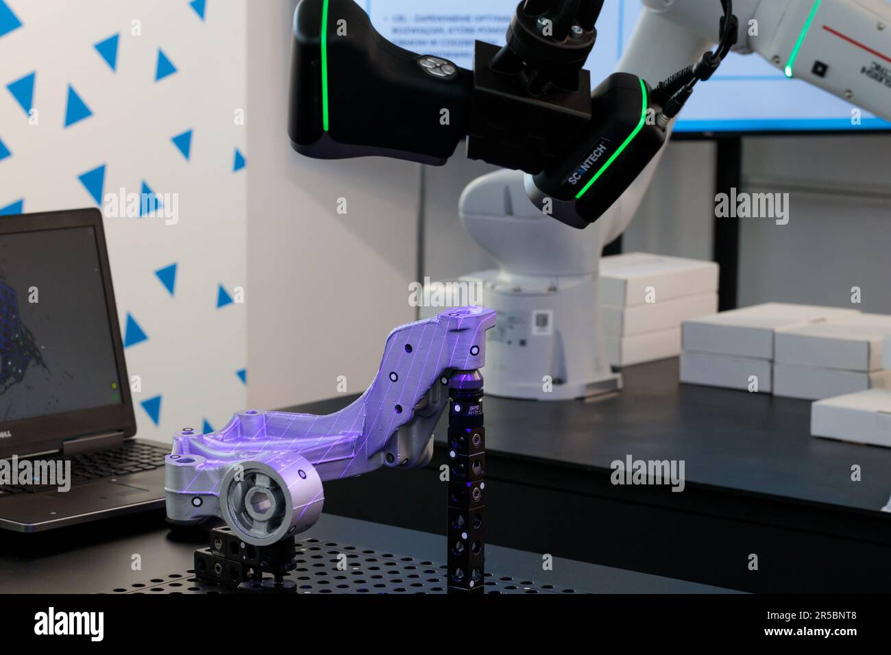Robot de l'industrie automobile avec scanner à 3D capteurs. Banque D'Images