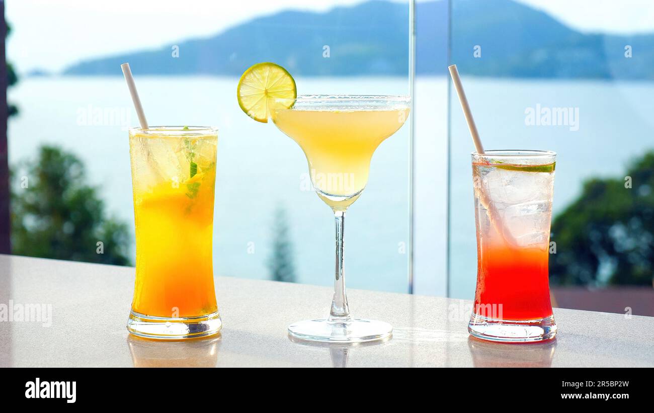 Trois cocktails aux fruits et aux margaritas dans des verres colorés Banque D'Images