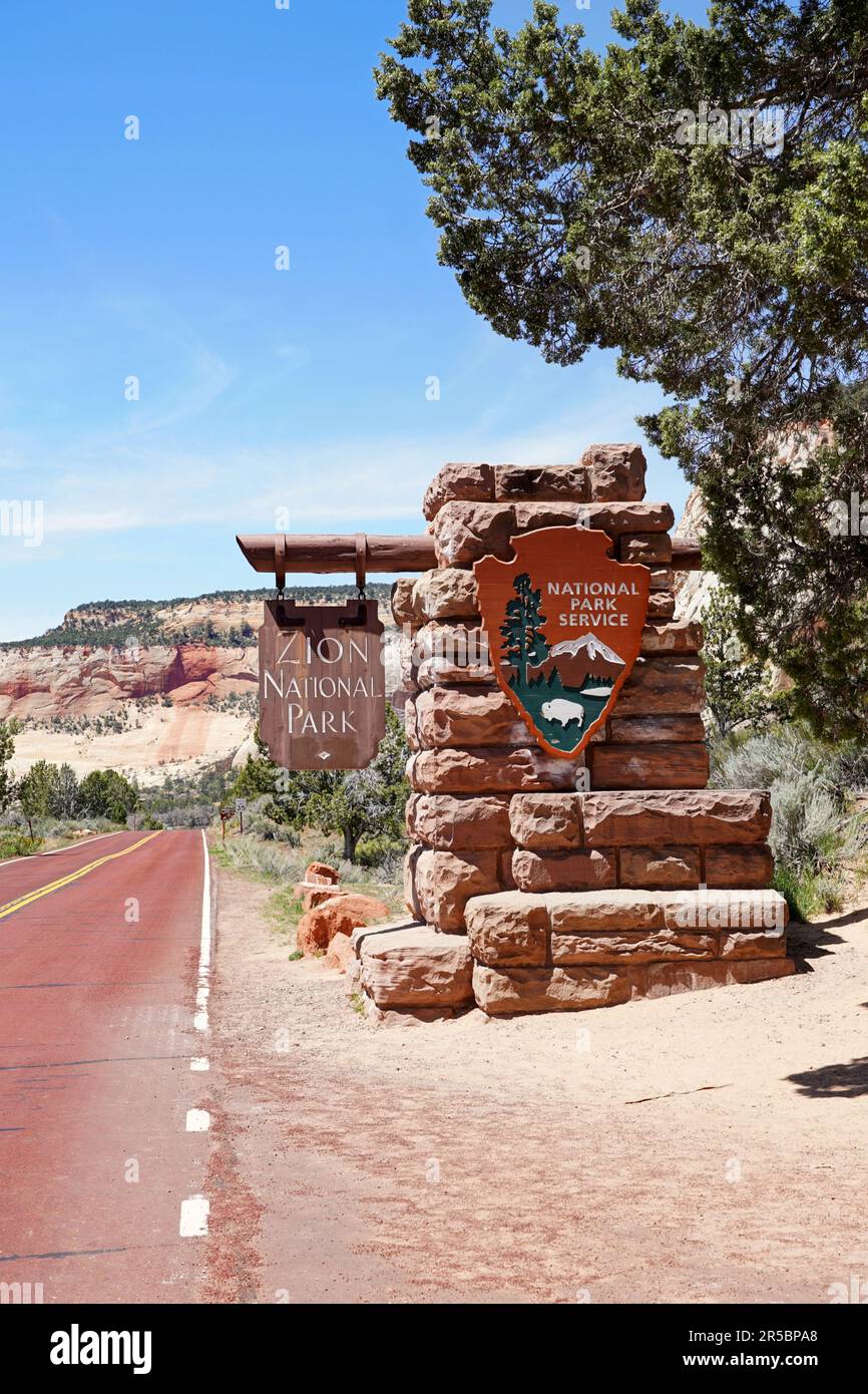 Parc national de Zion, Utah, États-Unis, 2 mai 2023 : panneau d'entrée est du parc national de Zion Banque D'Images