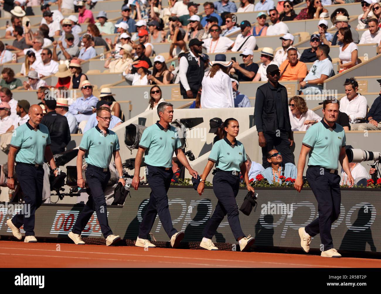 Paris, France. 02nd juin 2023. Les juges de ligne se positionnent au troisième tour du match entre Novak Djokovic, de Serbie, troisième arrivé, et Alejandro Davidovich Fokina, d'Espagne, à l'Open de tennis Roland Garros à Paris, en France, vendredi, à 2 juin 2023. Djokovic a gagné 7-6, 7-6, 6-2. Photo de Maya Vidon-White/UPI crédit: UPI/Alay Live News Banque D'Images