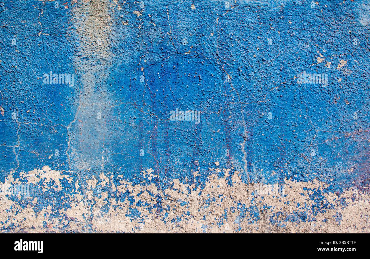 Gros plan d'un mur de béton abîmé avec plusieurs sections usées, ce qui implique une longue durée de vie et un sens de l'histoire Banque D'Images