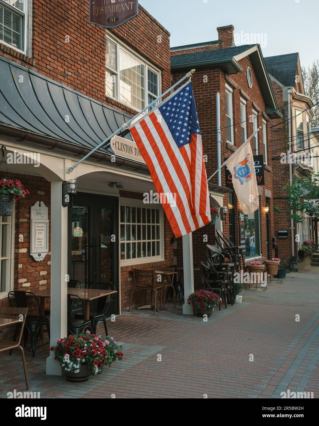 Un drapeau américain dans le centre-ville de Clinton, New Jersey Banque D'Images