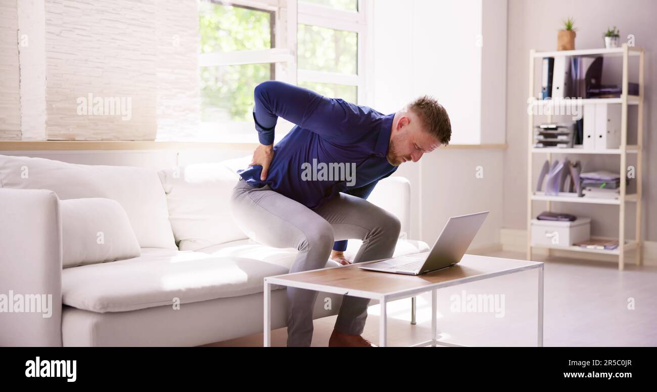 Douleurs au cou et stress. Mauvaise posture sur l'ordinateur dans Office Banque D'Images