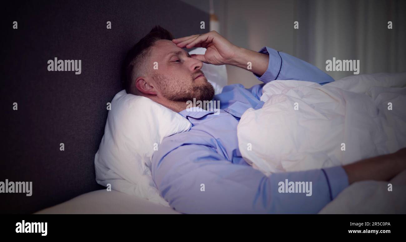 Homme éveillé au lit avec insomnie. Sommeil cauchemar Banque D'Images