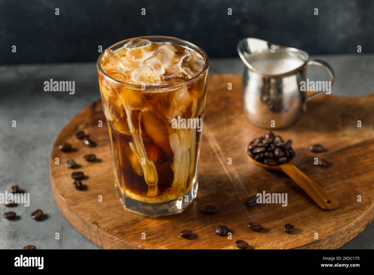 Café glacé santé maison avec lait d'avoine Banque D'Images