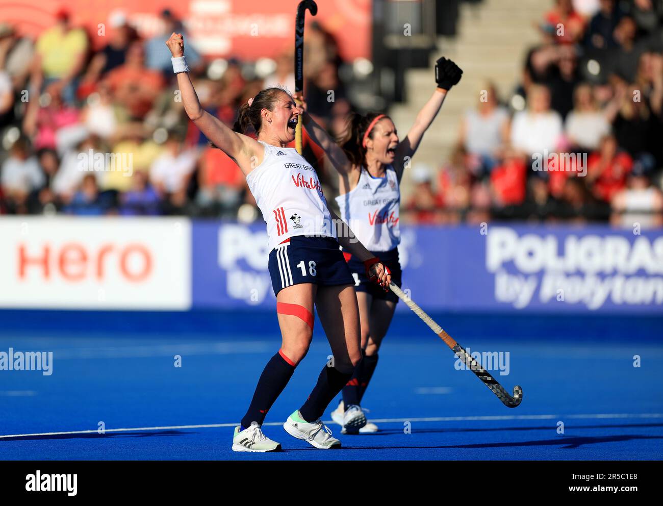 Giselle Ansley (à gauche) et Laura Unsworth, en Grande-Bretagne, célèbrent l'objectif de Hannah Martin, coéquipier (non représenté), lors du match des femmes de la FIH Hockey Pro League à Lee Valley, Londres. Date de la photo: Vendredi 2 juin 2023. Banque D'Images