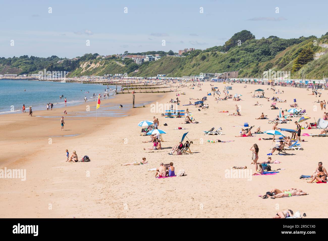 BOURNEMOUTH, Royaume-Uni - 08 juillet 2022. Bains de soleil sur une plage de sable en été sur la côte sud de l'Angleterre. Bournemouth Beach, Dorset, Royaume-Uni Banque D'Images