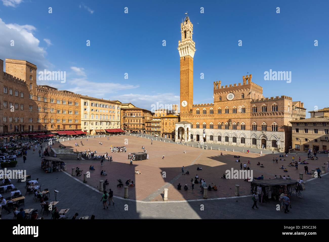 Sienne, province de Sienne, Toscane, Italie. Le Palazzo Pubblico avec la Torre de Mangia vue de l'autre côté de la Piazza del Campo. Le centre historique de Sienne Banque D'Images