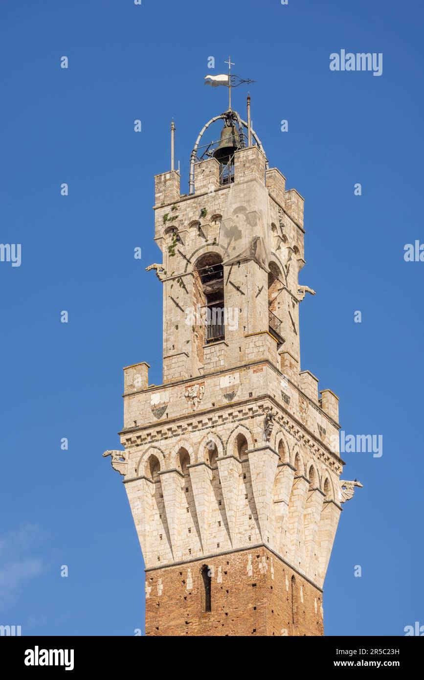 Sienne, province de Sienne, Toscane, Italie. Détail de la Torre de Mangia surmontant le Palazzo Pubblico. Le centre historique de Sienne est un ver de l'UNESCO Banque D'Images