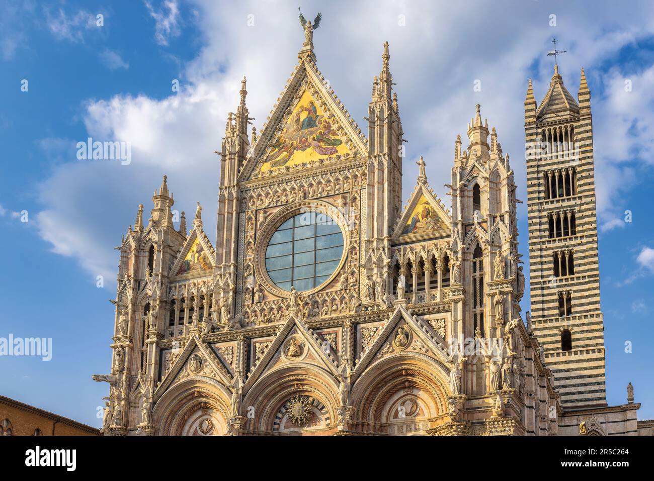 Sienne, province de Sienne, Toscane, Italie. Le duomo roman-gothique, ou cathédrale, construit au 13th siècle. Cathédrale métropolitaine de Saint Mary of Banque D'Images