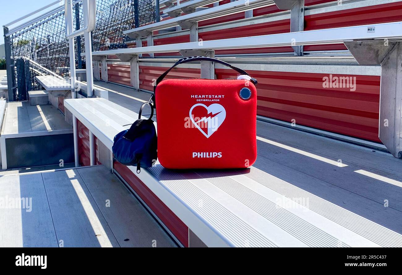West Isp, New York, Etats-Unis - 17 mai 2023 : un difibrillateur AED salvateur dans les gradins pour la protection des athlètes, des entraîneurs et des fans. Banque D'Images