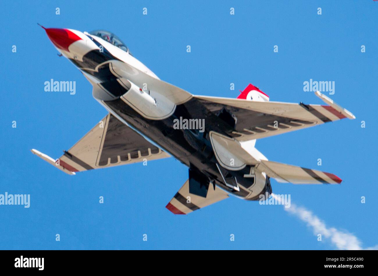 Wantagh, New York, États-Unis - 26 mai 2023 : gros plan d'un F-16 Thunderbird Fighting Falcon Jet avec un fond bleu ciel au-dessus de Jones Beach long Island Banque D'Images