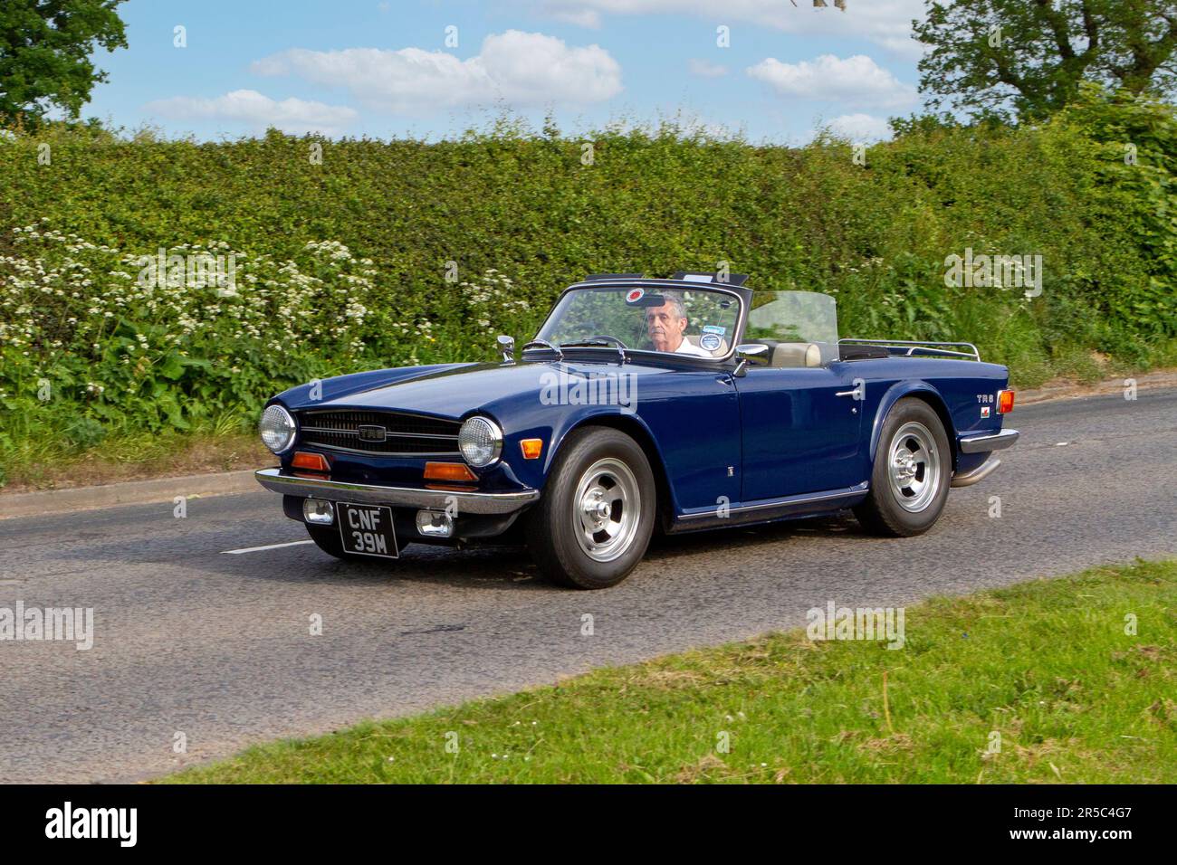 Triumph TR6 toit bleu vers le bas toit souple voiture vintage classique, moteurs d'antan en route pour Capesthorne Hall Vintage Collectors car Show, Cheshire, Royaume-Uni Banque D'Images