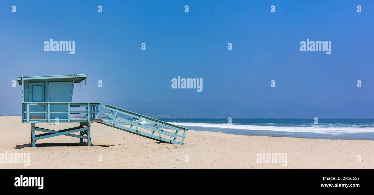 Refuge de sauveteurs sur la plage de Santa Monica. Côte de l'océan Pacifique Los Angeles Etats-Unis, bannière, espace de copie Banque D'Images