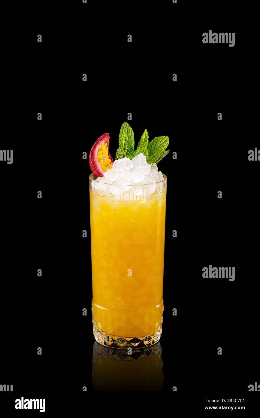 Cocktail Mai Tai frais avec rhum blanc, liqueur, sirop de sucre, jus de lime, menthe et goyave. Cocktail alcoolisé fruité congelé. Banque D'Images