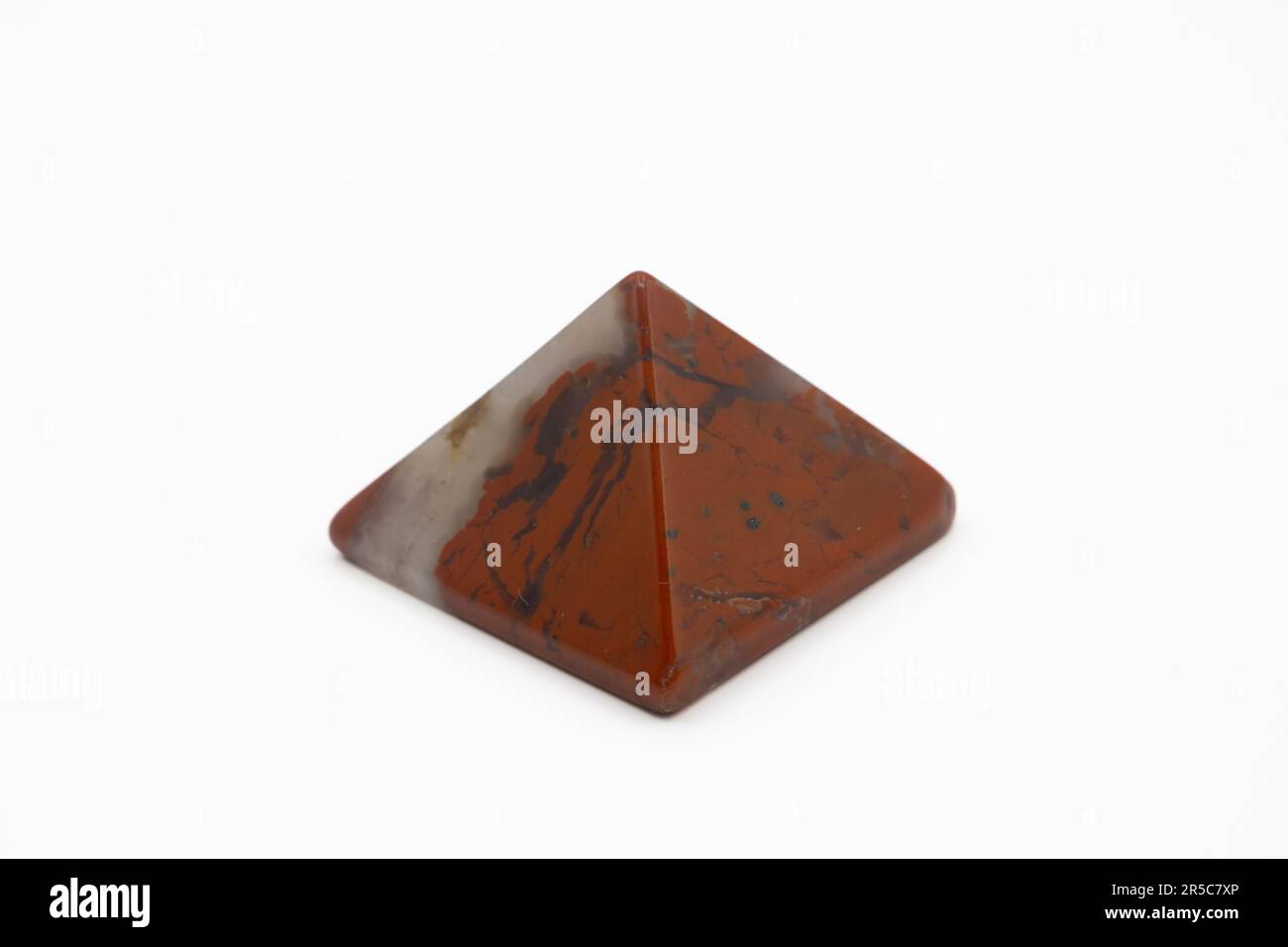 Pierre pyramidale rouge de jasper sur fond blanc Banque D'Images