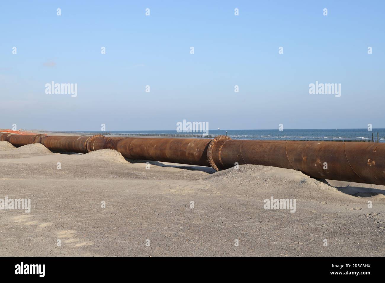 un tuyau en acier sur la plage pour transporter le sable Banque D'Images