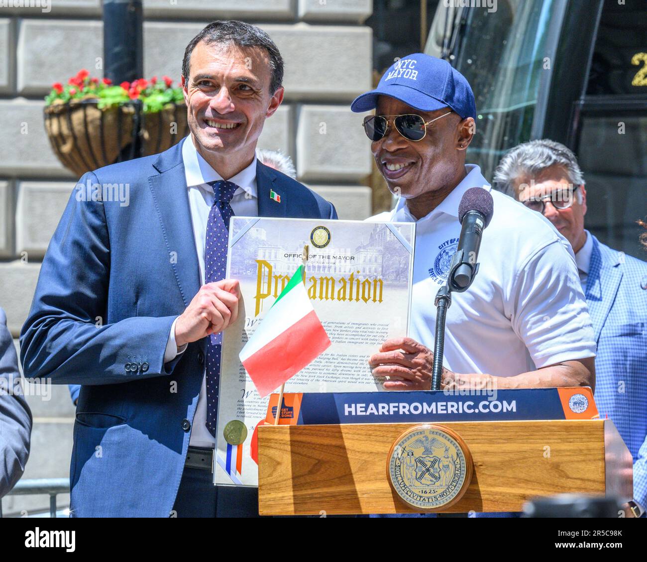 New York, États-Unis. 2nd juin 2023. Eric Adams, maire de New York, pose avec le consul général de l'Italie à New York Fabrizio Di Michele après avoir émis une proclamation célébrant la contribution de l'Italie à New York lors d'une cérémonie de levée de drapeau célébrant la Journée de la République italienne. Credit: Enrique Shore/Alay Live News Banque D'Images
