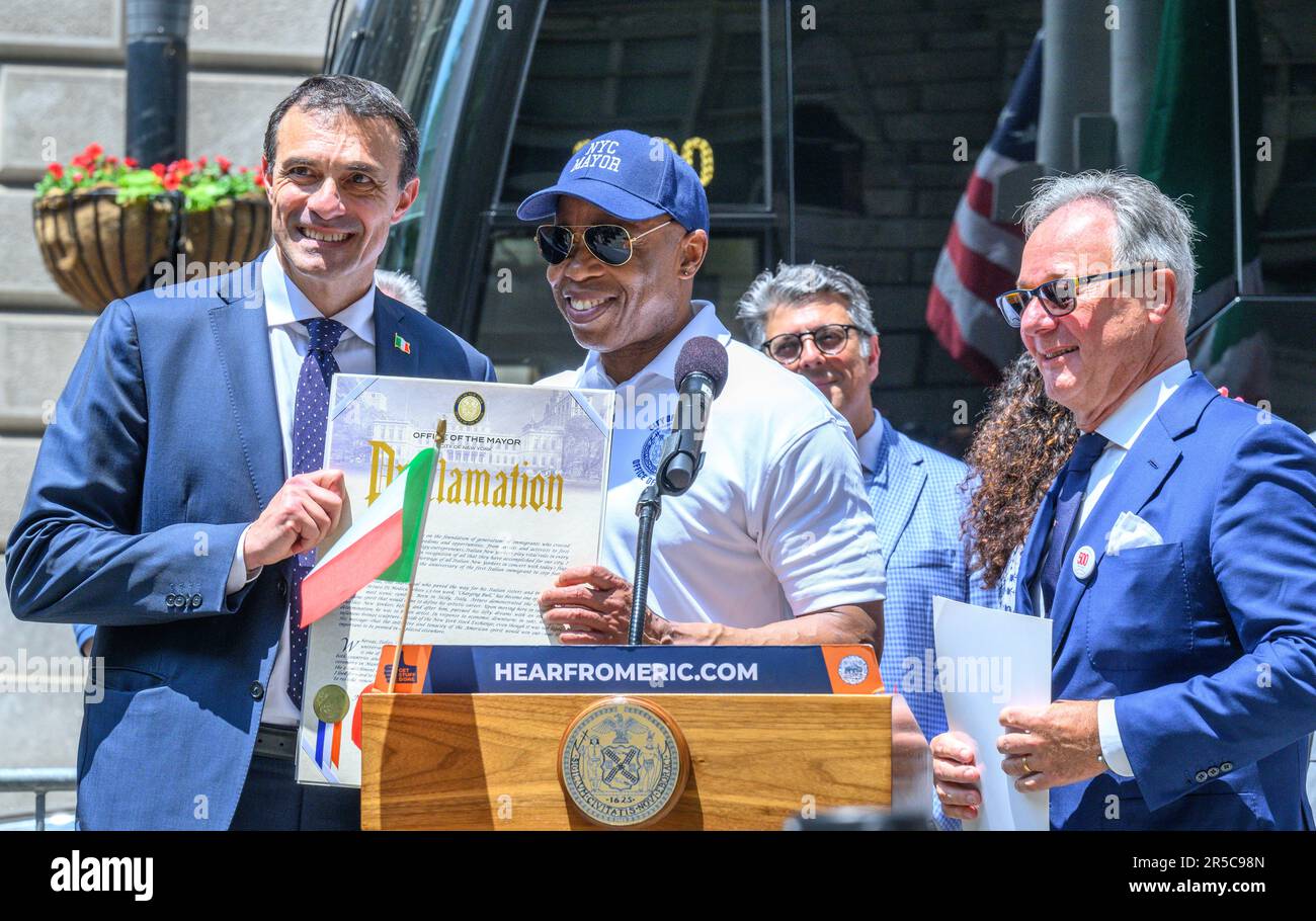 New York, États-Unis. 2nd juin 2023. Eric Adams, maire de New York, pose avec le consul général de l'Italie à New York Fabrizio Di Michele après avoir émis une proclamation célébrant la contribution de l'Italie à New York lors d'une cérémonie de levée de drapeau célébrant la Journée de la République italienne. Luciano Moresco, Président du Comité des vêtements de la Chambre de commerce Italie-Amérique de New York, se trouve à droite. Credit: Enrique Shore/Alay Live News Banque D'Images