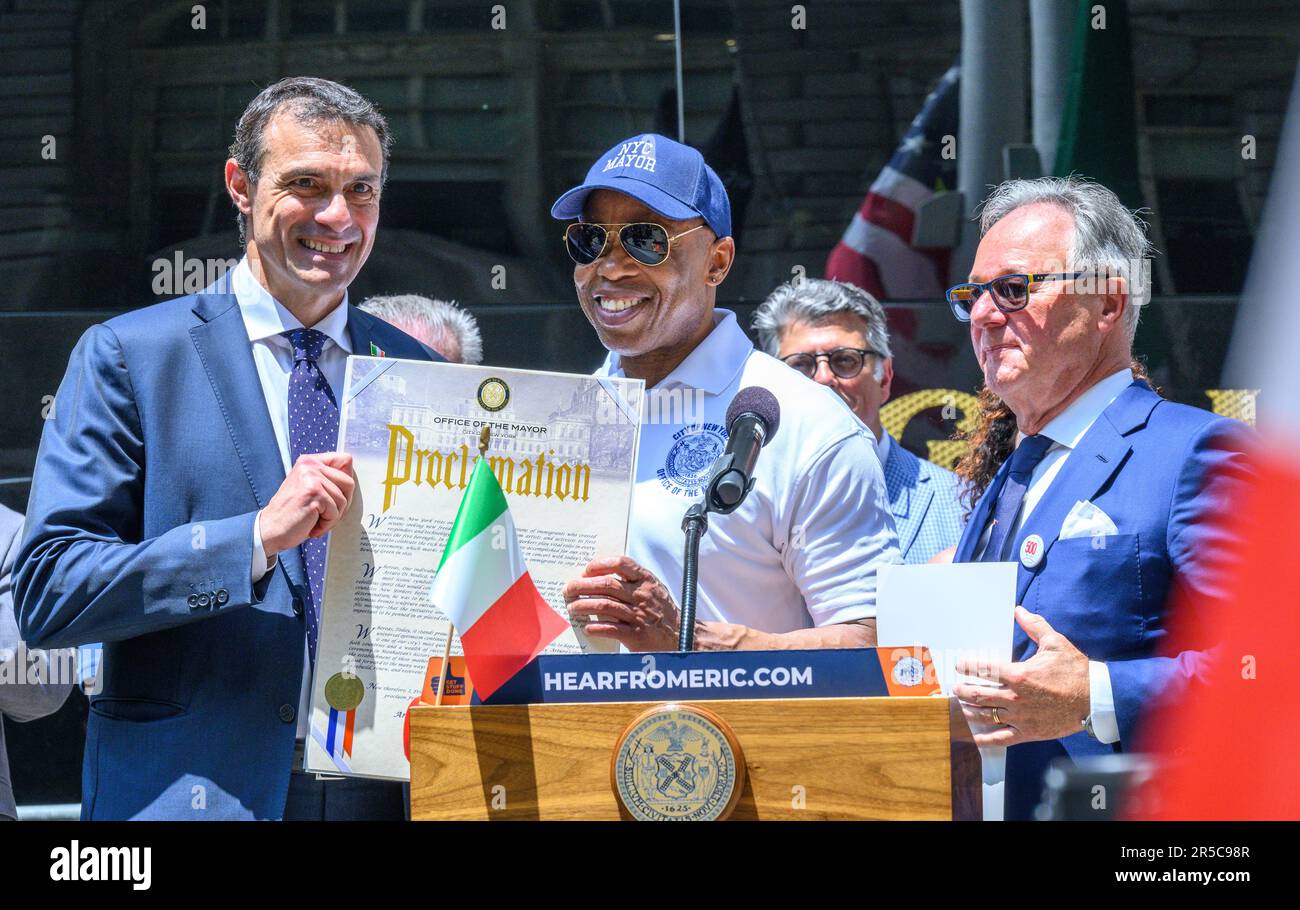 New York, États-Unis. 2nd juin 2023. Eric Adams, maire de New York, pose avec le consul général de l'Italie à New York Fabrizio Di Michele après avoir émis une proclamation célébrant la contribution de l'Italie à New York lors d'une cérémonie de levée de drapeau célébrant la Journée de la République italienne. Luciano Moresco, Président du Comité des vêtements de la Chambre de commerce Italie-Amérique de New York, se trouve à droite. Credit: Enrique Shore/Alay Live News Banque D'Images