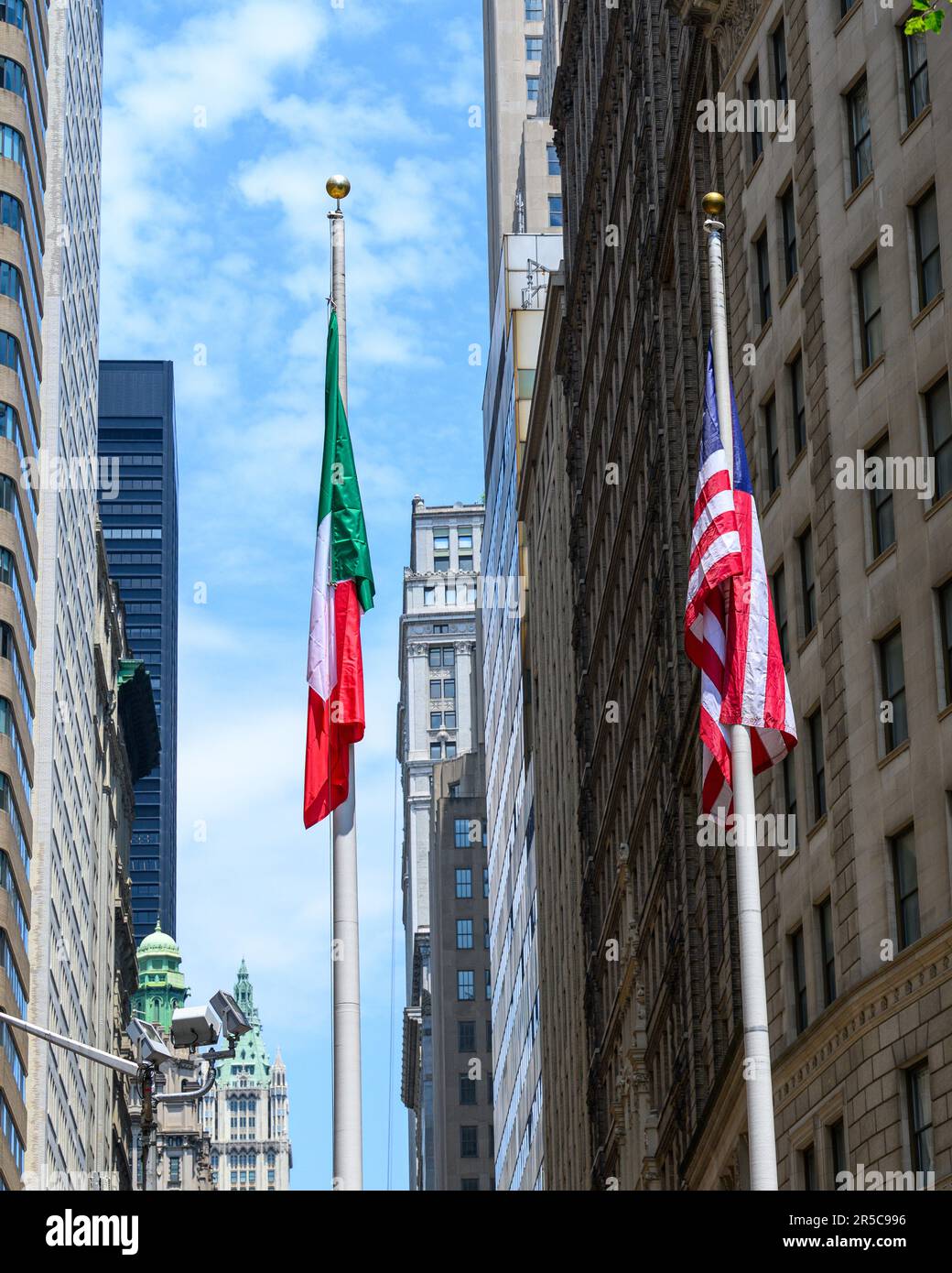 New York, États-Unis. 2nd juin 2023. Le drapeau de l'Italie (L) est vu à côté du drapeau américain dans le Bowling Green de New York lors d'une cérémonie de levée de drapeau célébrant le jour de la République d'Italie les drapeaux ont été soulevés par le maire de New York Eric Adams et le consul général de l'Italie à New York Fabrizio Di Michele. Credit: Enrique Shore/Alay Live News Banque D'Images