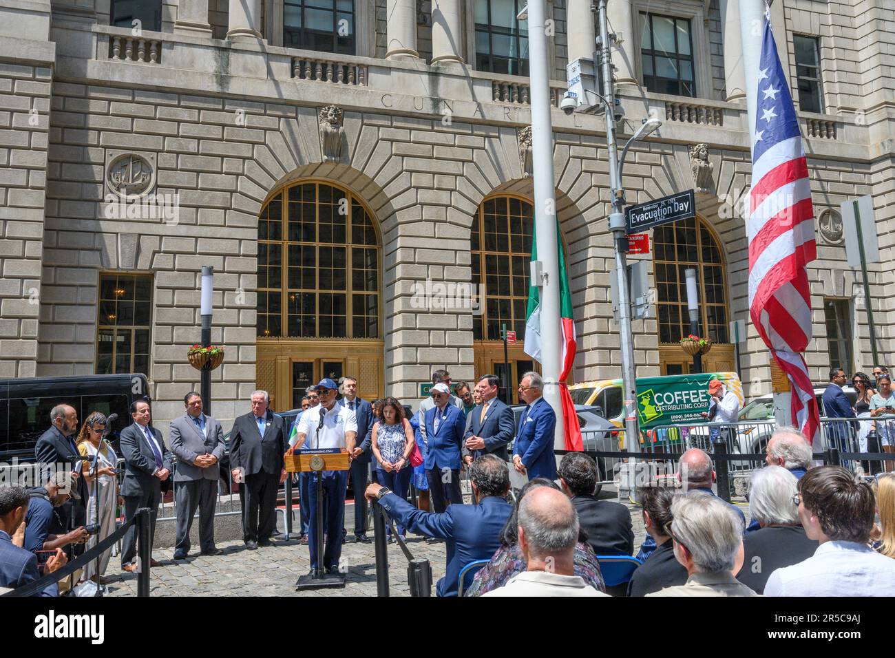 New York, États-Unis. 2nd juin 2023. Le maire de New York, Eric Adams, prononce un discours lors d'une cérémonie de levée de drapeau célébrant la Journée de la République en Italie. Derrière lui se trouve le consul général italien à New York Fabrizio Di Michele et d'autres autorités istaises. Credit: Enrique Shore/Alay Live News Banque D'Images