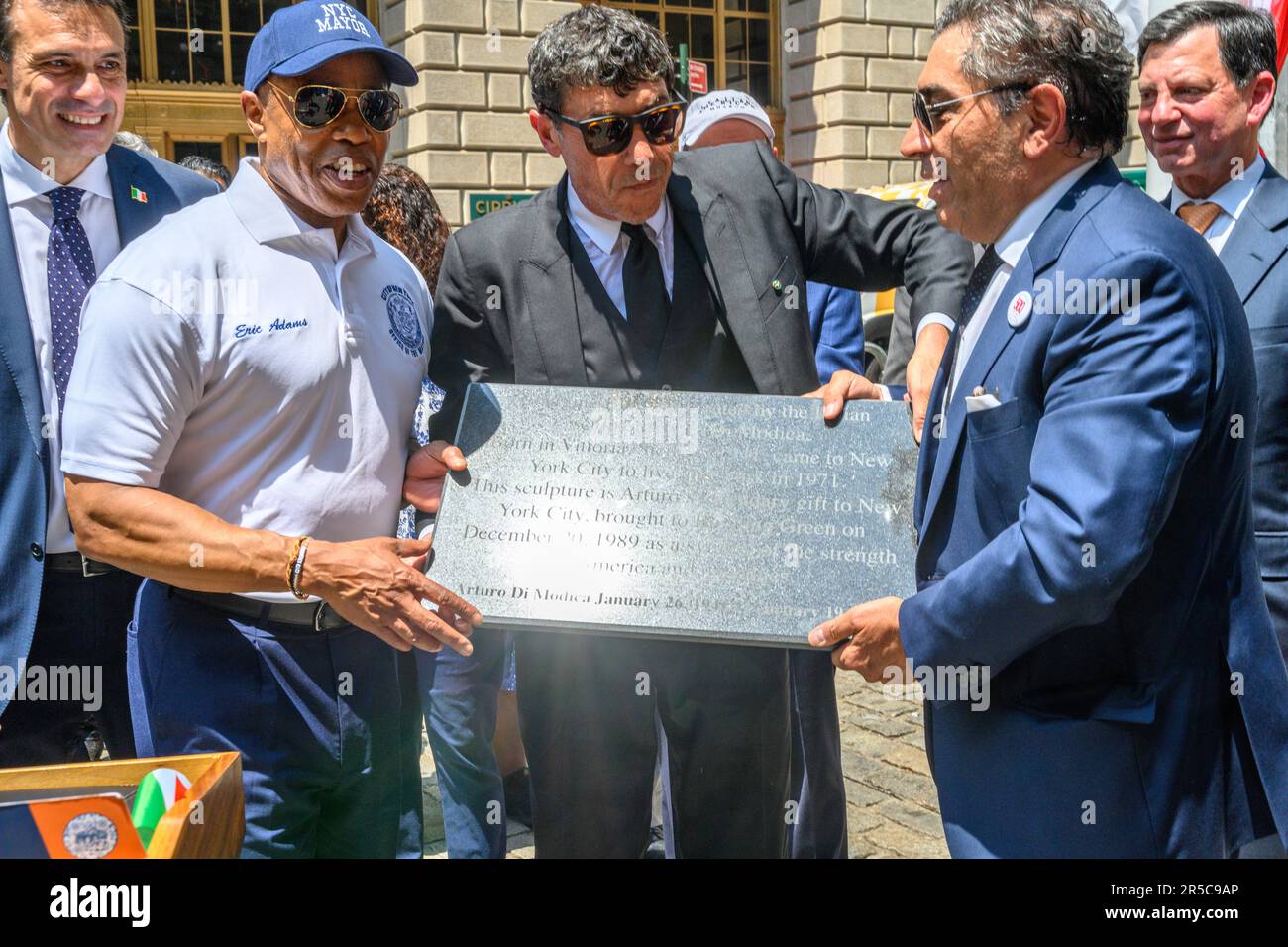 New York, États-Unis. 2nd juin 2023. Le maire de New York, Eric Adams, présente une plaque de granit qui est proposée pour être placée sur la célèbre sculpture de Charging Bull de Wall Street, en reconnaissant officiellement le sculpteur italien Arturo Di Modica comme son créateur, lors d'une cérémonie de levée de drapeau célébrant le jour de la République en Italie. À gauche se trouve le consul général italien à New York Fabrizio Di Michele. Credit: Enrique Shore/Alay Live News Banque D'Images