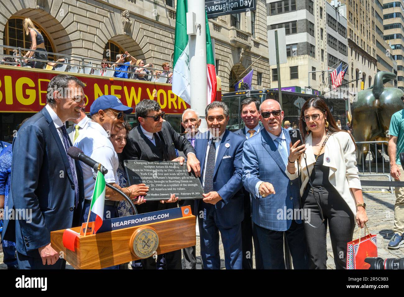 New York, États-Unis. 2nd juin 2023. Eric Adams, maire de New York (avec chapeau) pose à côté des représentants italiens une plaque de granit qui est proposée pour être placée sur la célèbre sculpture de Charging Bull de Wall Street, reconnaissant officiellement le sculpteur italien Arturo Di Modica comme son créateur, lors d'une cérémonie de levée de drapeau célébrant la Journée de la République italienne. À gauche se trouve le consul général italien à New York Fabrizio Di Michele. Credit: Enrique Shore/Alay Live News Banque D'Images
