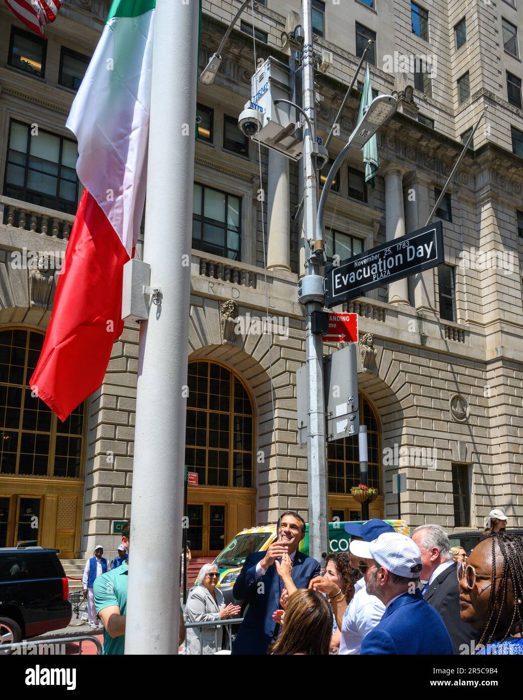 New York, États-Unis. 2nd juin 2023. Le consul général de l'Italie à New York Fabrizio Di Michele lève le drapeau de l'Itaran à côté du maire de New York Eric Adams (partiellement vu, avec chapeau bleu) lors d'une cérémonie célébrant le jour de la République en Italie. Credit: Enrique Shore/Alay Live News Banque D'Images