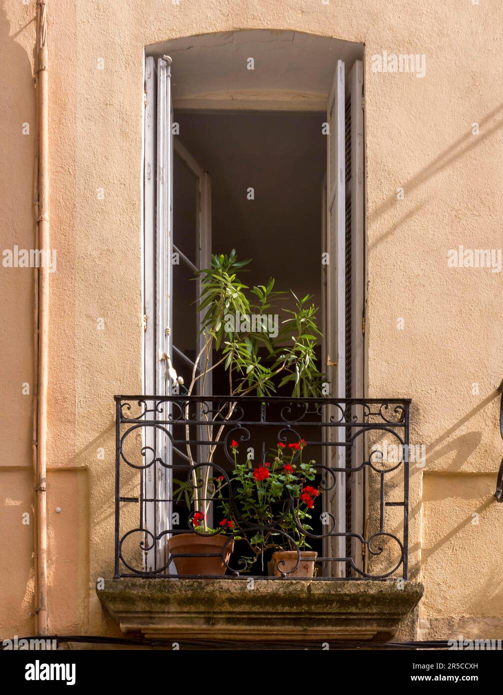 Baies vitrées avec balcon, Aix-en-Provence, Provence-Alpes-Côte d'Azur, France Banque D'Images