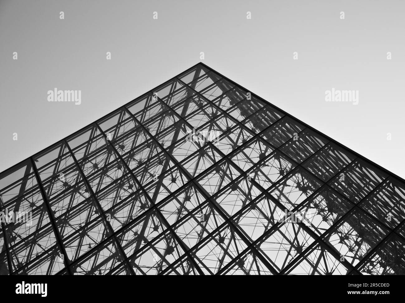La conception simple de la pyramide du Louvre - Musée du Louvre, Paris Banque D'Images