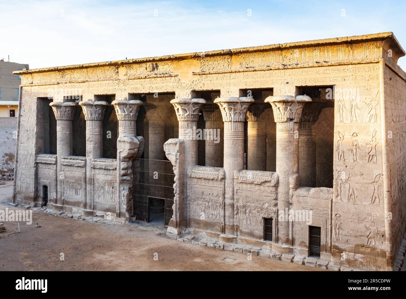 Vue du Temple de Khnum, le RAM a dirigé le dieu égyptien, à Esna, en haute-Égypte Banque D'Images