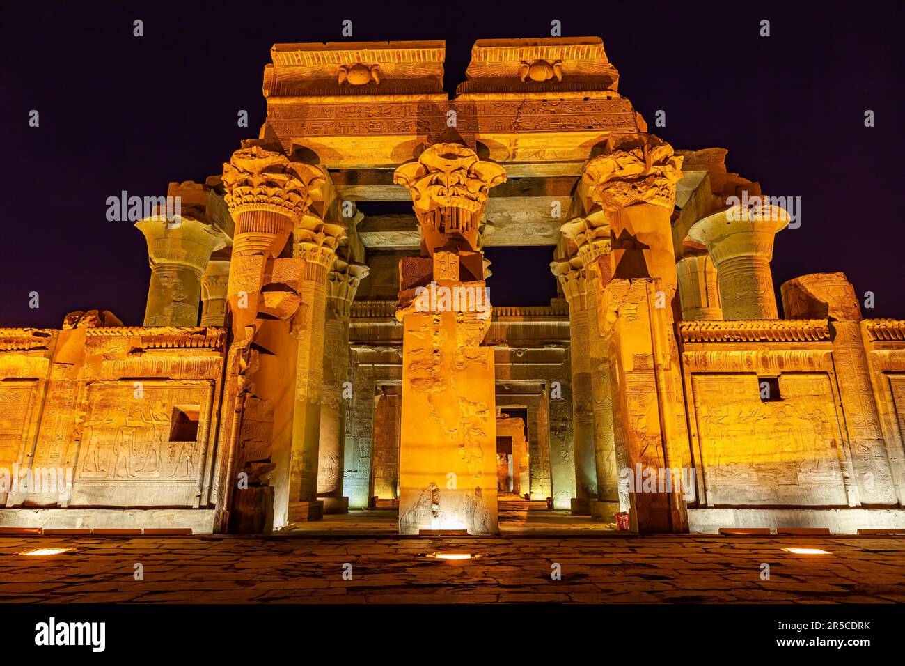 Vue de nuit la double entrée du Temple de Sobek et Haroesis à Kom Ombo dans le gouvernorat d'Assouan, en haute-Égypte Banque D'Images