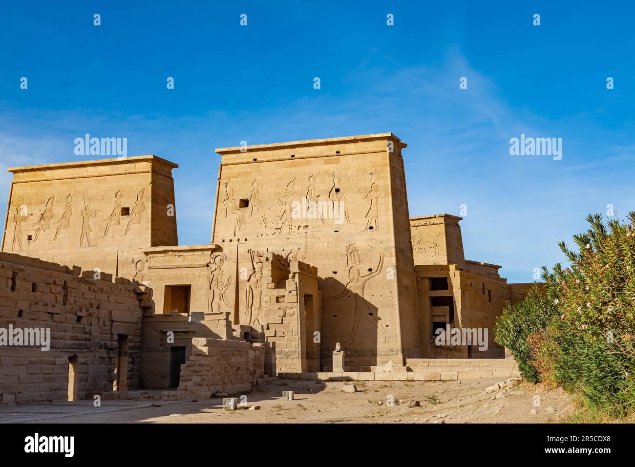 Vue sur le temple de Philae d'Isis sur l'île d'Agilkia à Assouan, en haute-Égypte. Temple d'Isis est dédié à Isis, Osiris et Horus construit pendant le règne Banque D'Images