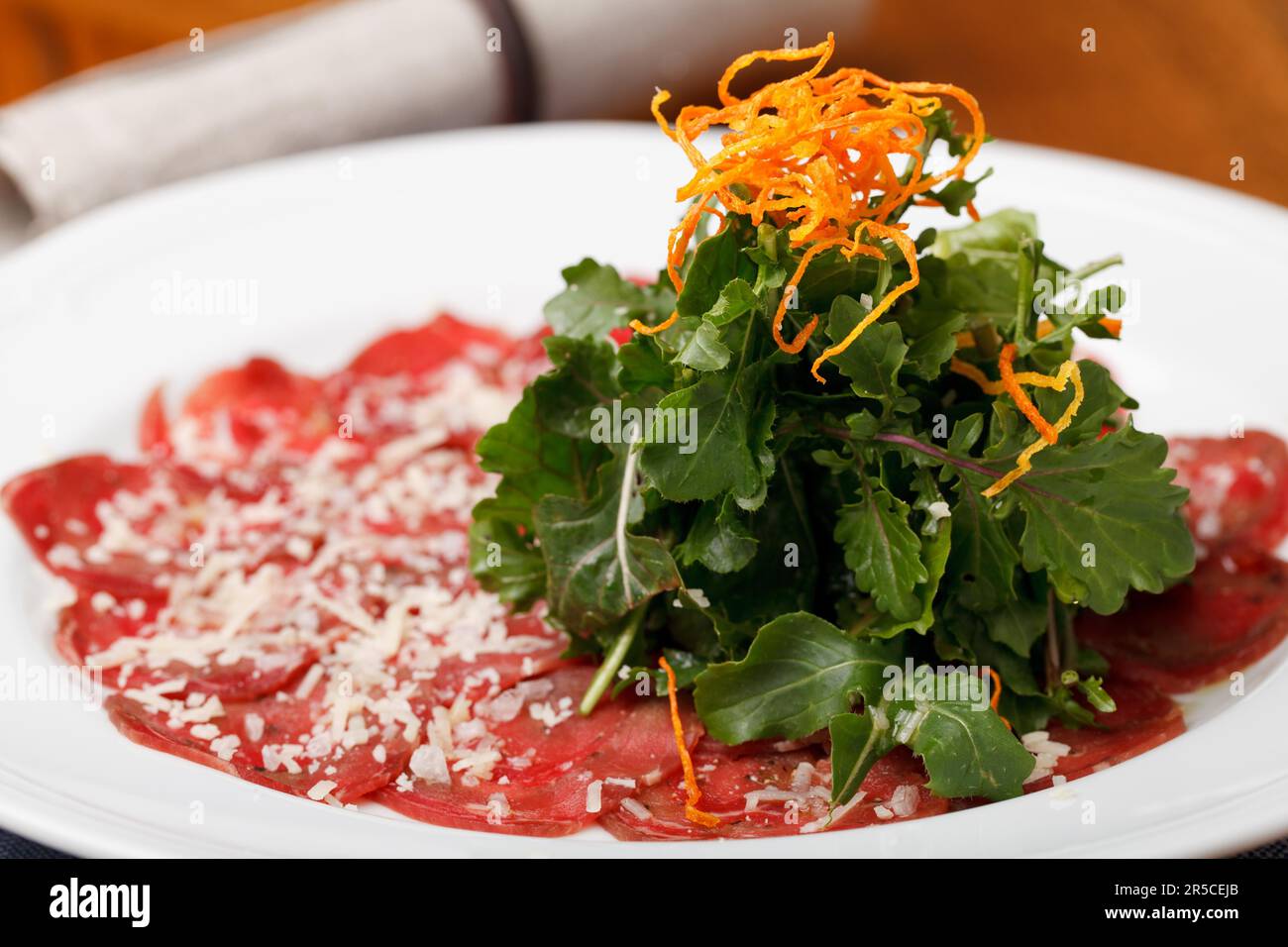 Le carpaccio de boeuf avec fromage parmesan Banque D'Images