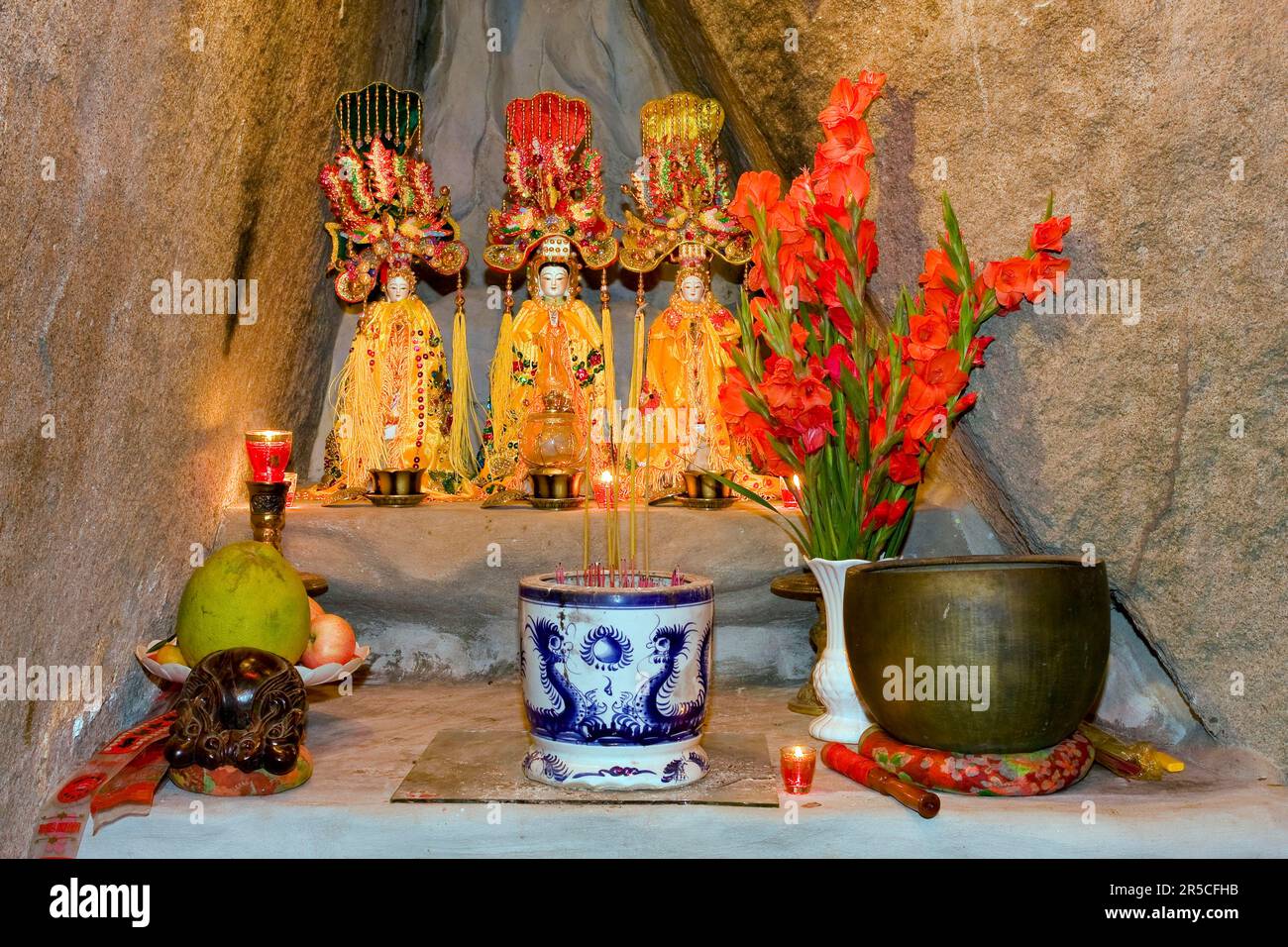 Offrandes, pagode au Temple Cao Dai, Tay Ninh, Vietnam Banque D'Images