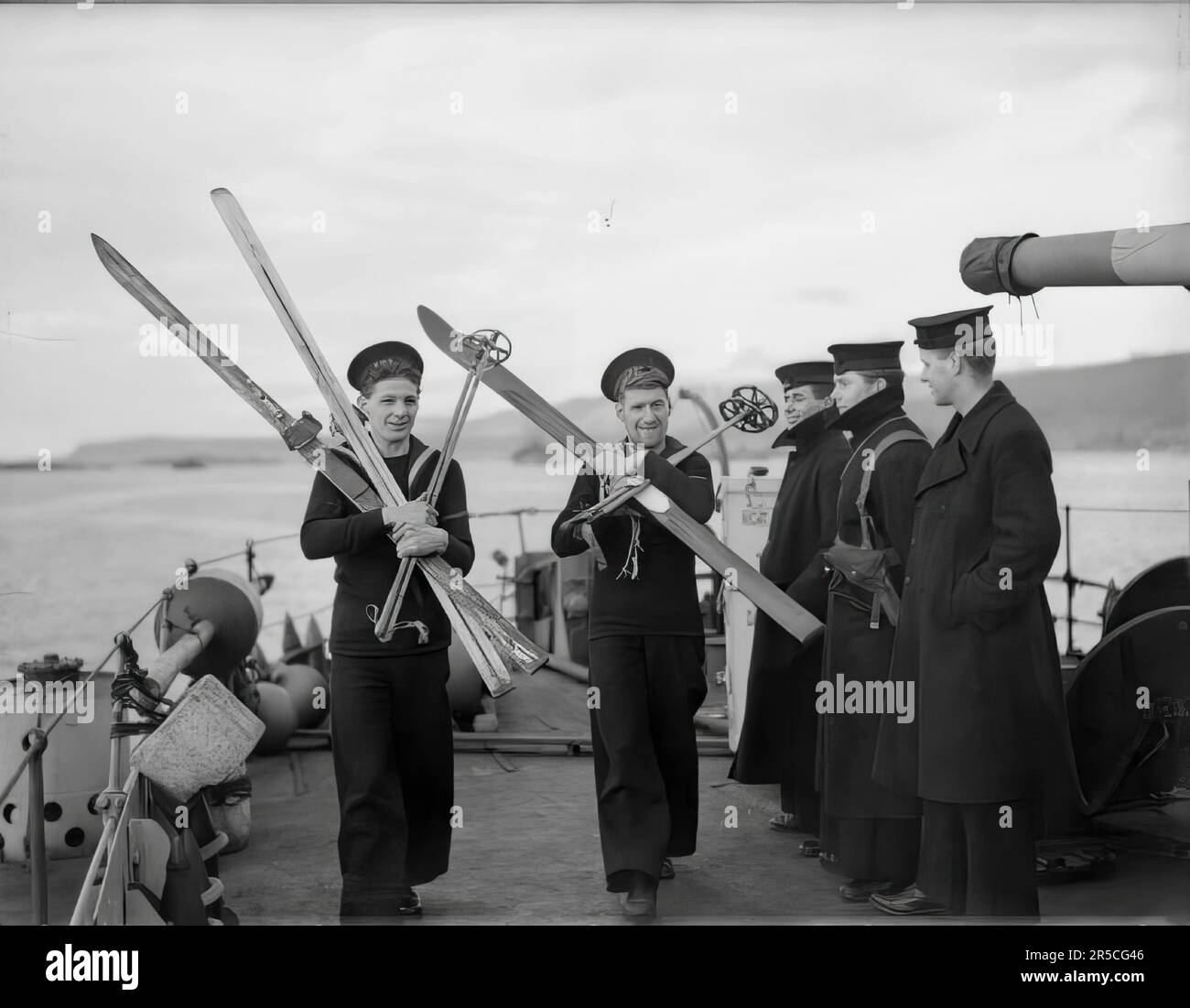 La Marine royale au cours de la Seconde Guerre mondiale, deux marins, tous deux ex-amateurs de sports d'hiver, ont la permission d'apporter leurs skis à bord de leur navire HMS ASHANTI Banque D'Images