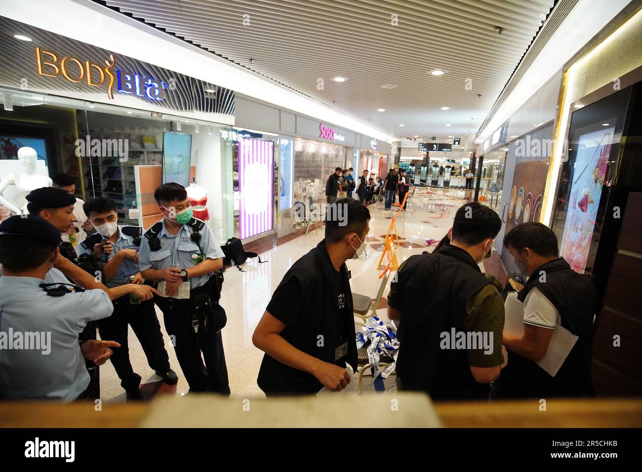 Hong Kong, Hong Kong. 02nd juin 2023. Les forces de police font les enquêtes pour le meurtre. Deux femmes poignardées à mort avec le couteau sur la Plaza Hollywood, sur 2 juin, un homme suspect de 39 ans est arrêté par la police de Hong Kong juste après l'attaque. De la source des médias locaux, le suspect est malade mentalement et il a essayé de consulter un médecin en santé mentale. Les forces de police ont encoré la scène du crime et ont commencé l'enquête pour le meurtre. (Photo de Michael Ho Wai Lee/SOPA Images/Sipa USA) crédit: SIPA USA/Alay Live News Banque D'Images