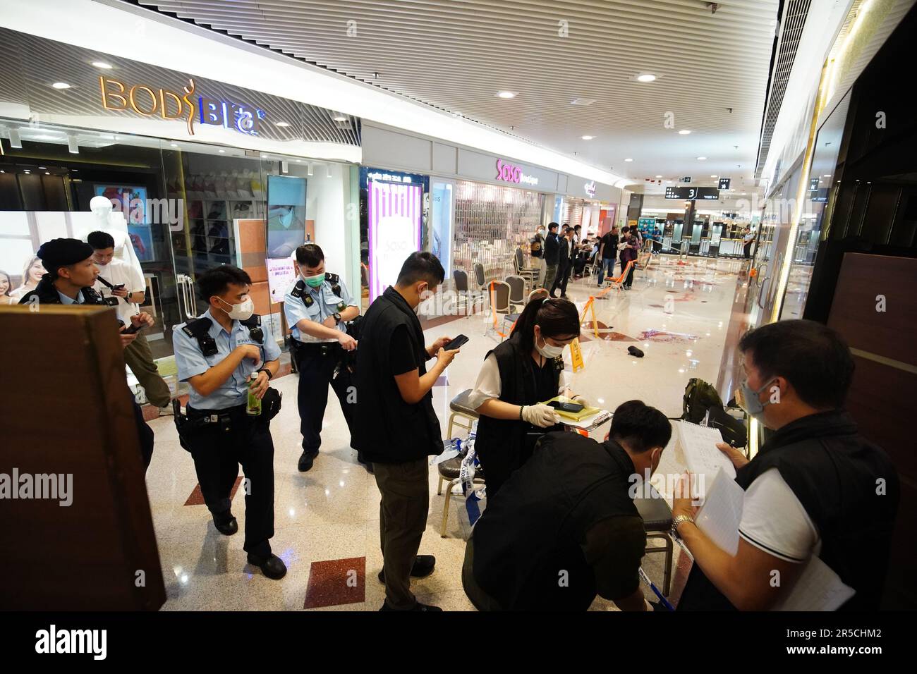 Hong Kong, Hong Kong. 02nd juin 2023. Les forces de police font les enquêtes pour le meurtre. Deux femmes poignardées à mort avec le couteau sur la Plaza Hollywood, sur 2 juin, un homme suspect de 39 ans est arrêté par la police de Hong Kong juste après l'attaque. De la source des médias locaux, le suspect est malade mentalement et il a essayé de consulter un médecin en santé mentale. Les forces de police ont encoré la scène du crime et ont commencé l'enquête pour le meurtre. (Photo de Michael Ho Wai Lee/SOPA Images/Sipa USA) crédit: SIPA USA/Alay Live News Banque D'Images
