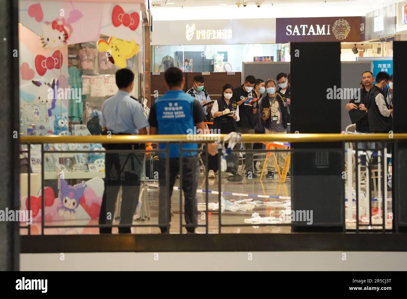 Hong Kong, Hong Kong. 02nd juin 2023. Les forces de police font les enquêtes pour le meurtre. Deux femmes poignardées à mort avec le couteau sur la Plaza Hollywood, sur 2 juin, un homme suspect de 39 ans est arrêté par la police de Hong Kong juste après l'attaque. De la source des médias locaux, le suspect est malade mentalement et il a essayé de consulter un médecin en santé mentale. Les forces de police ont encoré la scène du crime et ont commencé l'enquête pour le meurtre. (Photo de Michael Ho Wai Lee/SOPA Images/Sipa USA) crédit: SIPA USA/Alay Live News Banque D'Images