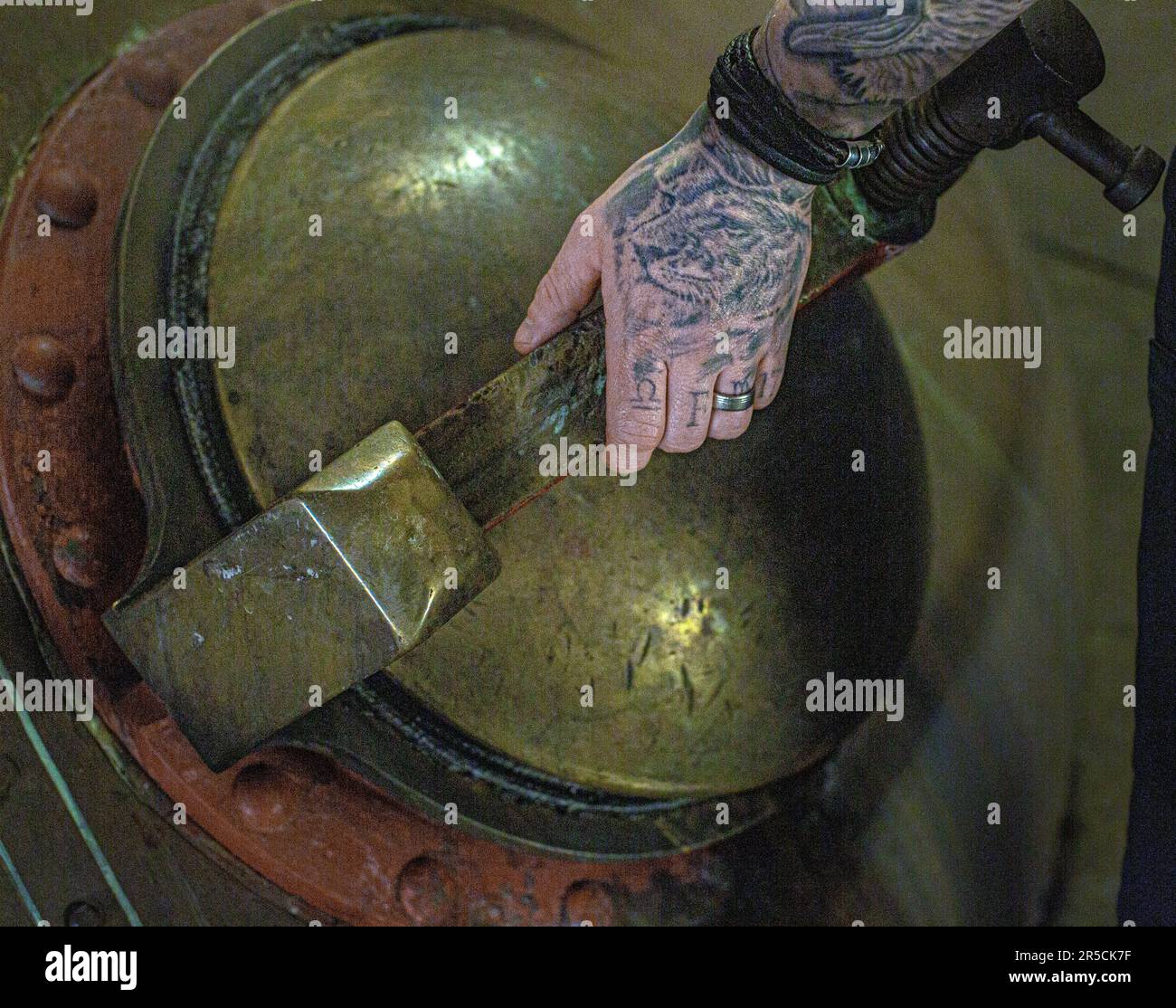 Exploitant de distillerie avec tatouage travaillant à la distillerie Springbank STILL House , Campbeltown, Écosse, Royaume-Uni Banque D'Images