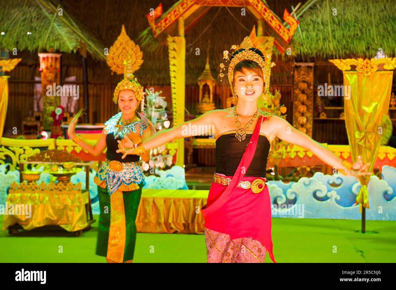 Spectacle de danse dans la ville de Phuket, île de Phuket, Thaïlande Banque D'Images